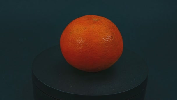 Tangerine rotating on the floor — Stock Video