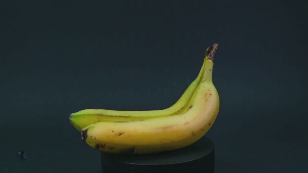 Бананы вращаются на полу — стоковое видео