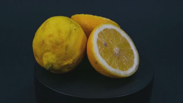 Zitronen, die sich auf dem Boden drehen — Stockvideo