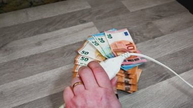 Adam elleri güç çıkışını açıyor.