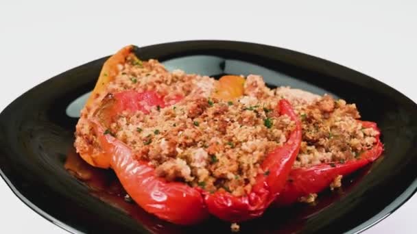 用烤辣椒做的黑色盘子和餐具 — 图库视频影像