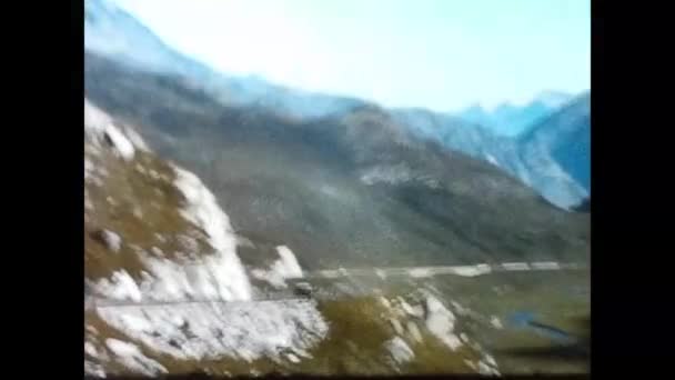 Gothard Svizzera Aprile 1960 Paesaggio Montano Svizzero Con Strada Auto — Video Stock