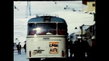 Cogne, İtalya 20 Aralık 1960: 1960 Cogne Valle d Aosta 'da kar ile park etmiş koçlar