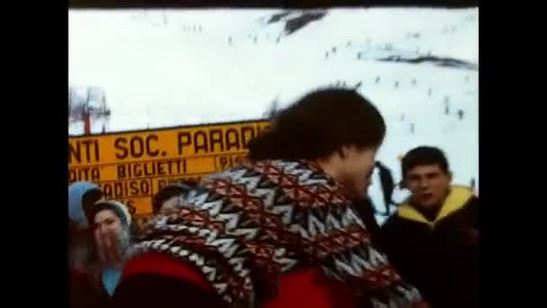 1960年12月20日 意大利科涅 一群人正在度假 准备在滑雪电梯上合影 — 图库视频影像