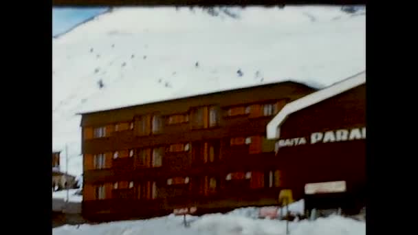 1960年12月20日 意大利科涅 阿尔卑斯山上科涅山谷的大帕拉迪索滑雪设施 — 图库视频影像