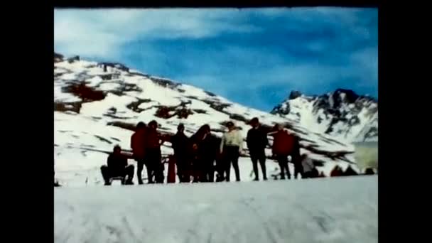 Cogne Italy December 1960 Група Людей Коньяку Грає Сани Снігу — стокове відео