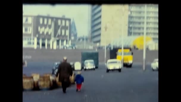 1960年10月10日 父亲和小儿子漫步在1960年代海滨小镇的码头上 — 图库视频影像