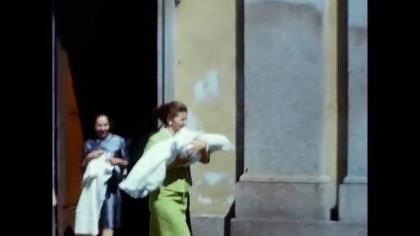 Padua Italien April 1960 Taufe Eines Kindes Mit Gästen Unter — Stockvideo