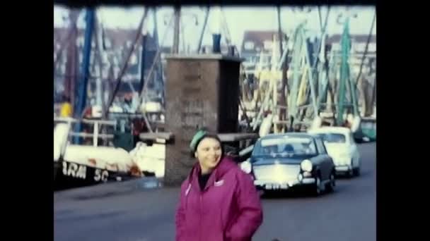 Lucerna Schweiz Mars 1960 Kvinna Promenader Kajen Tals Kuststad — Stockvideo