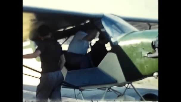 1960年6月10日イタリア パレルモ1960年代にパレルモで離陸するためのヴィンテージ飛行機を準備する男性 — ストック動画