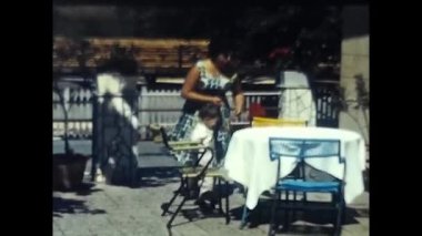 Val Gardena, İtalya 17 Mart 1960: 60 'larda Val Gardena' da tatilde olan aileler