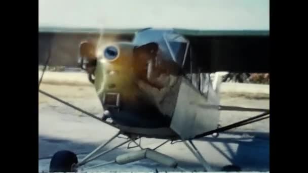 Palermo Ιταλία Ιουνίου 1960 Άνδρες Που Ετοιμάζουν Ένα Vintage Αεροπλάνο — Αρχείο Βίντεο