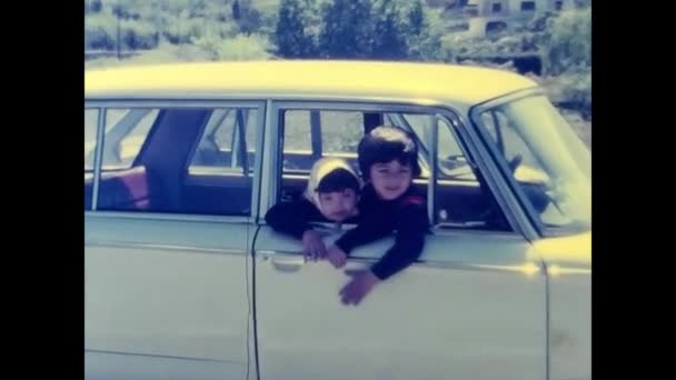 Agrigento Italia Mai 1960 Copiii Care Joaca Masina Vintage — Videoclip de stoc