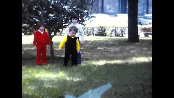 Palermo Italia Marzo 1965 Niños Jugando Plaza Independencia Palermo Desde — Vídeo de stock