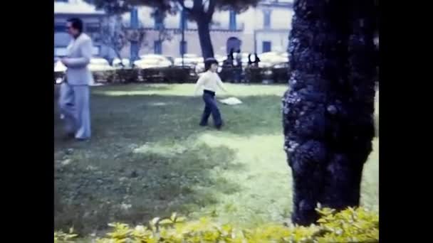 Palermo Italia Marzo 1965 Niños Jugando Plaza Independencia Palermo Desde — Vídeo de stock