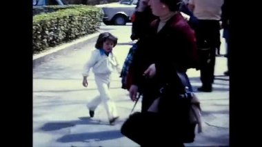 Palermo, İtalya Mart 1965: Palermo 'da 60' lardan kalma Piazza 'da bağımsızlık oyunları oynayan çocuklar