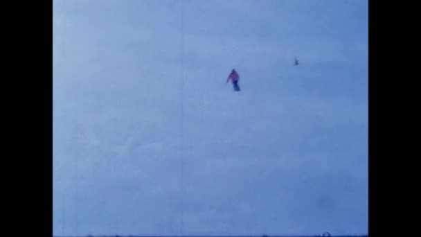 1970年12月10日 70年代人们在雪地里滑雪的镜头 — 图库视频影像