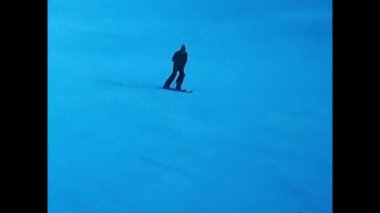 Palermo, İtalya 10 Aralık 1970: 70 'lerde karlı bir yerde kayak yapan insanların görüntüleri