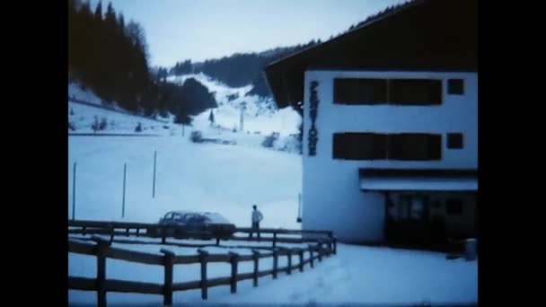 Palermo Italy December 1970 Footage People Skiing Snowy Place 70S — Stock Video