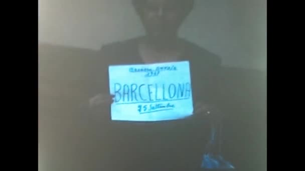 Barcelona Španělsko Září 1967 Žena Nápisem Ruce Začíná Plavba Barceloně — Stock video