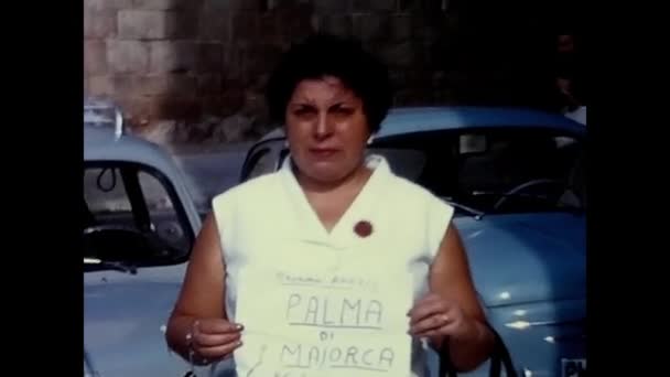 Майорка Испания Сентября 1967 Года Женщина Держит Знак Руке Праздников — стоковое видео