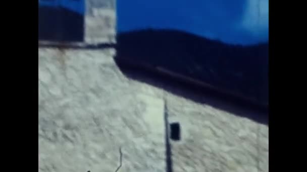 1960年4月16日 佩鲁贾 Cascia 60年代有游客的圣塔里塔修道院 — 图库视频影像