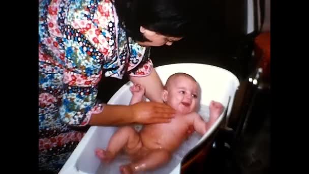 Παλέρμο Ιταλία Ιανουαρίου 1975 Μαμά Κάνει Μπάνιο Ένα Κοριτσάκι Ετών — Αρχείο Βίντεο