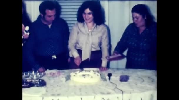 Palermo Włochy Marca 1970 Urodziny Kobiety Która Kroi Tort Lat — Wideo stockowe