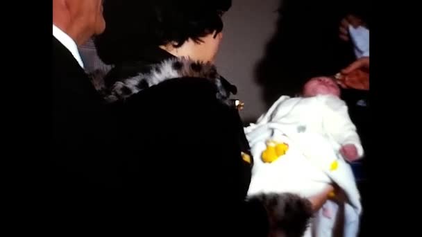 Палермо Италия Января 1975 Года Крещение Ребенка Церкви Палермо 1975 — стоковое видео
