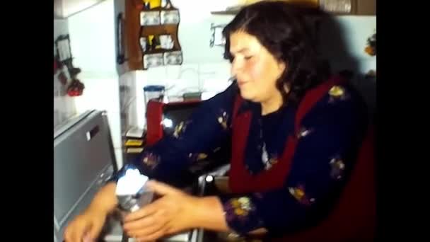 Palermo Włochy Marca 1970 Kobieta Latach Robi Kawę Dzbankiem Kawy — Wideo stockowe