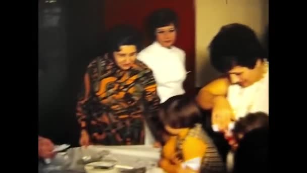 Palermo Olaszország 1970 Június Egy Évekbeli Kisgyerek Születésnapja Vendégekkel — Stock videók