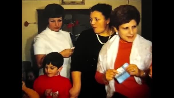 Palermo Olaszország 1970 Június Egy Évekbeli Kisgyerek Születésnapja Vendégekkel — Stock videók