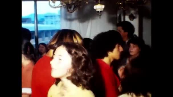 Palermo Ιταλία Ιουλίου 1970 Ιδιωτικό Πάρτι Μεταξύ Παιδιών Που Χόρευαν — Αρχείο Βίντεο