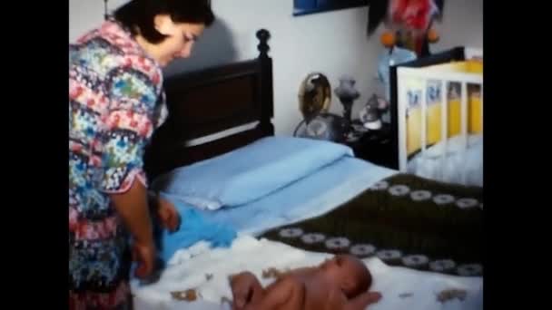 Palermo Italia Mayo 1970 Mamá Secadora Nacida Los Años Cama — Vídeo de stock