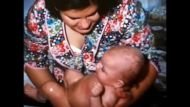 Palermo Itália Maio 1970 Mãe Colocando Bebê Molhado Menina Cama — Vídeo de Stock