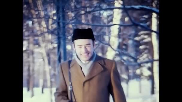 フィンランド スウェーデン1960年10月15日 森の中のフィンランドの典型的な男60代 — ストック動画