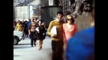 Varşova, Polonya 17 Nisan 1970: Varşova 70 'lerde dolaşan kız ve erkek çocukları