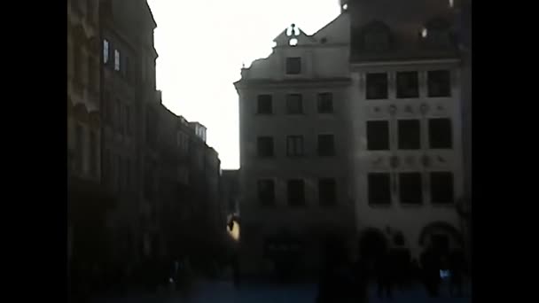 Βαρσοβία Πολωνία Απριλίου 1970 Κορίτσια Και Αγόρια Που Περπατούν Γύρω — Αρχείο Βίντεο