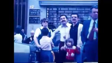 70 'lerdeki ilk komünyondan sonra bir ailenin kutlamaları