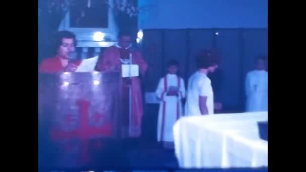 Scena Ceremonii Pierwszej Komunii Chrześcijańskiej Latach Tych — Wideo stockowe