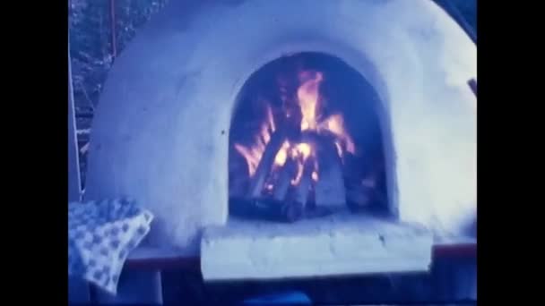 屋外の暖炉は70年代に — ストック動画