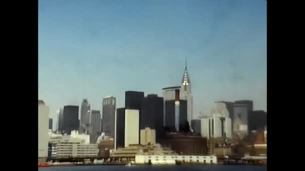 Vintagefilm Filmad Från Båt Mot New Yorks Skyline Från 1970 — Stockvideo