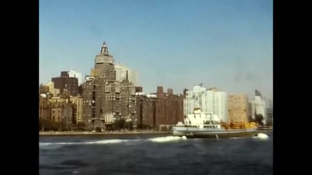 Vintagefilmi Jossa Katsottiin Taaksepäin Veneestä Kohti New Yorkin Siluettia 1970 — kuvapankkivideo