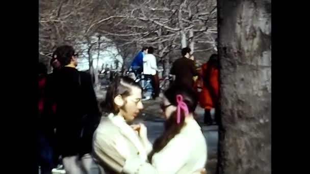 Verloofd Koppel Het Park New York Jaren — Stockvideo