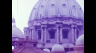 Roma, İtalya 29 Mayıs 1981: Günbatımında Roma şehir manzarası: Kubbeler ve ufuk çizgisi