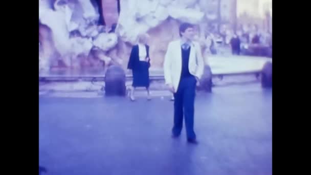 Róma Olaszország 1981 Május Férfi Rómában Nyaralni Meglátogatni Fontana Dell — Stock videók