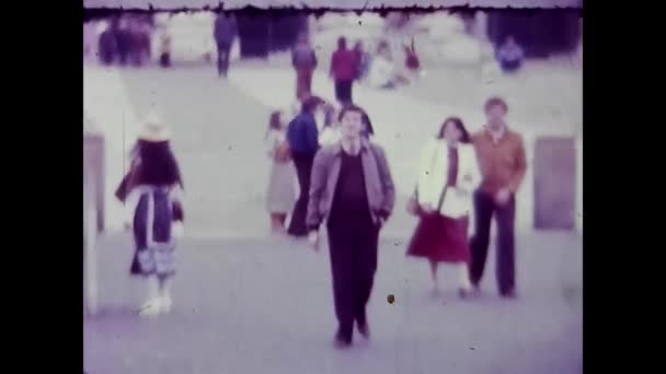 Рим Италия Мая 1981 Года Мужчина Отпуске Риме Посещает Фонтану — стоковое видео