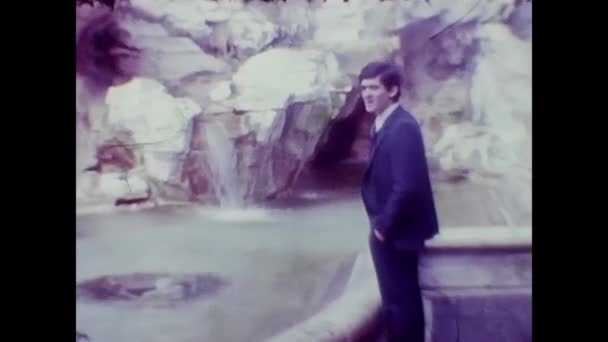 Róma Olaszország 1981 Május Férfi Rómában Nyaralni Meglátogatni Fontana Dell — Stock videók
