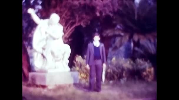 Рим Италия Мая 1981 Года Мужчина Отпуске Риме Посещает Фонтану — стоковое видео