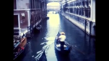 Venedik, İtalya 12 Haziran 1970: Traghetto, gondol, insanlar ayakta, Grand Canal 'ı geçiyor